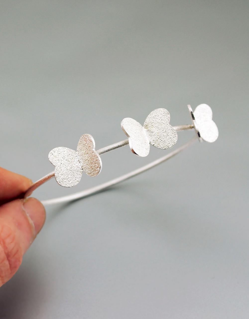 Delicate Texturized Sterling Silver Bangle. Roll Printed. White. Round Shaped. VARIACIONES Bangle. Handmade by Maria Goti Joyas.