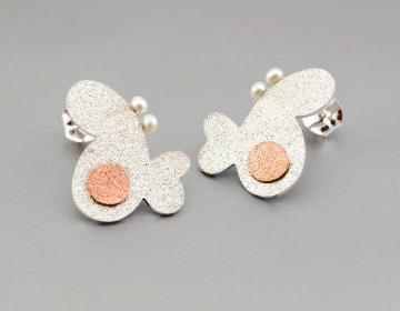 Texturized Sterling Silver Earrings. Copper. Cultured Pearls. Roll Printed. White. Post. VARIACIONES 9. Handmade by Maria Goti Joyas