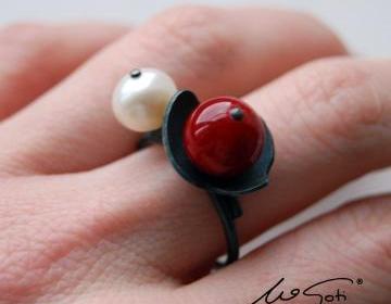 Oxidized Sterling Silver Ring. White Cultured Pearl. Red Pearl Shell. Black. NENUPHAR 3 Ring. Handmade by Maria Goti Joyas.