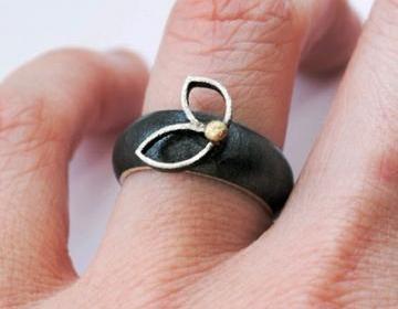 Oxidized Sterling Silver Ring. 18kt Gold. Black. FOLIUM 2 Ring. Handmade by Maria Goti Joyas.