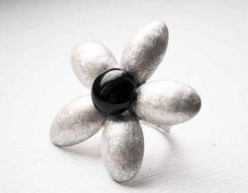 Texturized Sterling Silver Ring. Black Onyx. White and Black. FLOWER Ring. Handmade by Maria Goti Joyas