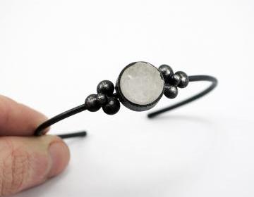 Oxidized Sterling Silver Bangle. White Druzy Quartz. Black. Oval Shaped. Metal Na&Atilde;&macr;f Druzy 2 Bangle. Handmade by Maria Goti Joyas.
